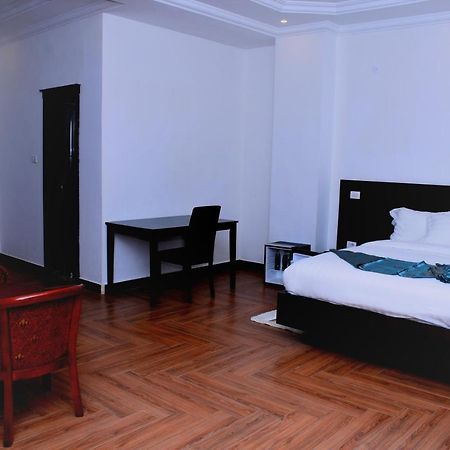 Yellow Apple Hotel Addis Abeba Esterno foto